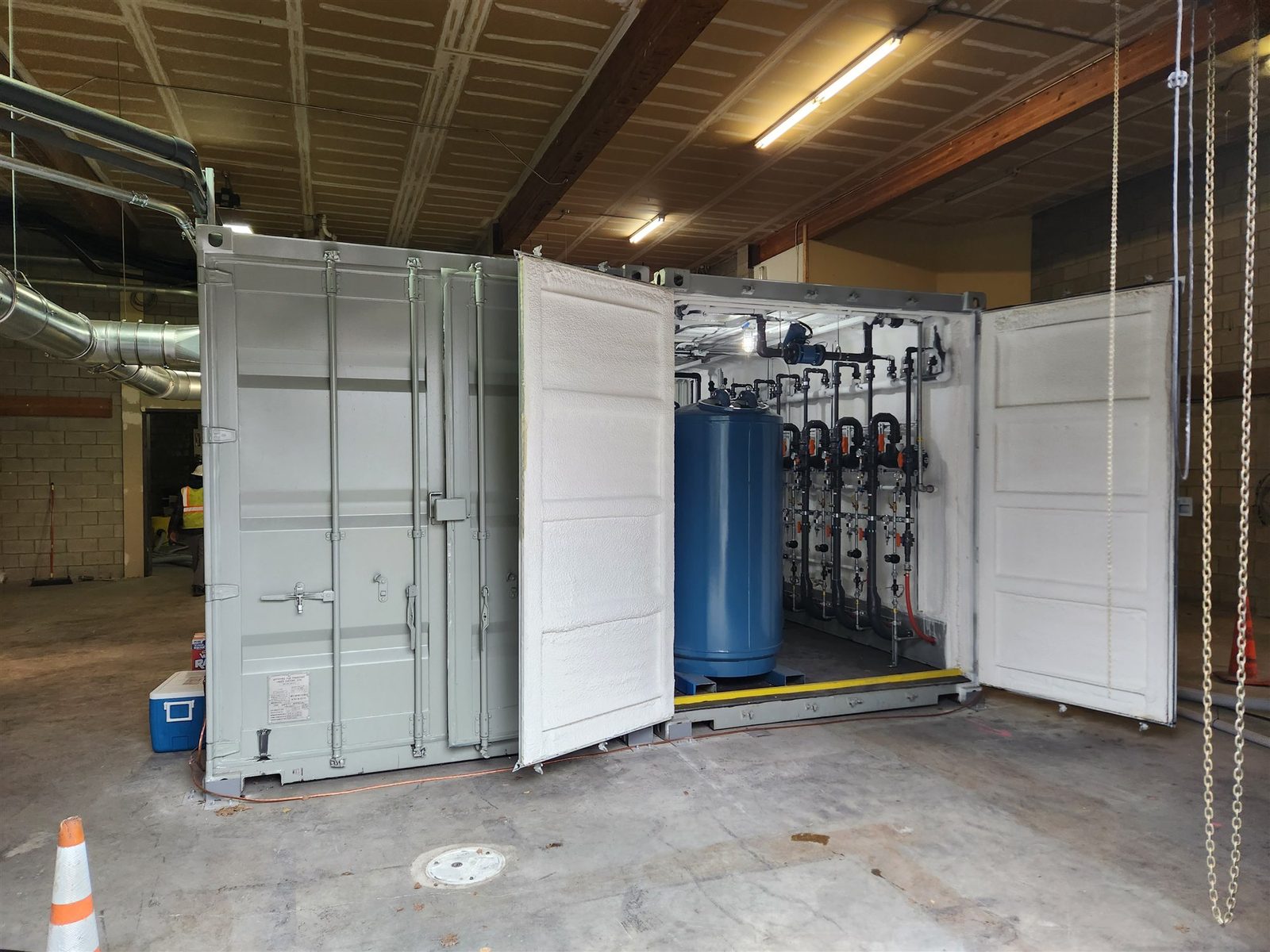 RDPE9000 — interior manifolds tanks